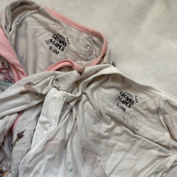 Little crowns and capes 0-3 month bamboo convertible sleepers - Picture 4 of 4